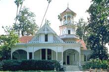 вертикальный ритм досок в решении арочных проемов террасы